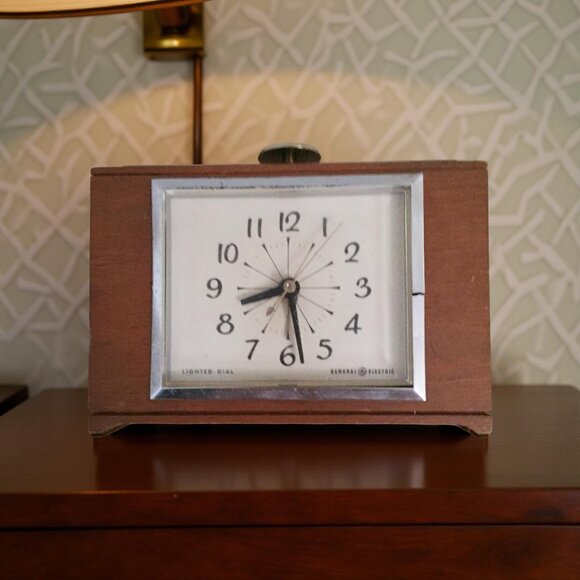 Vintage GE Electric Clock – Mid Century Wood Desk Clock with Chrome Frame – Work - Picture 5 of 5